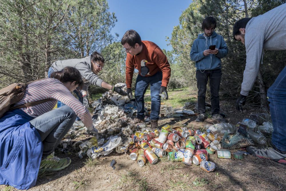 Recullen més de cent quilos de residus a les basse