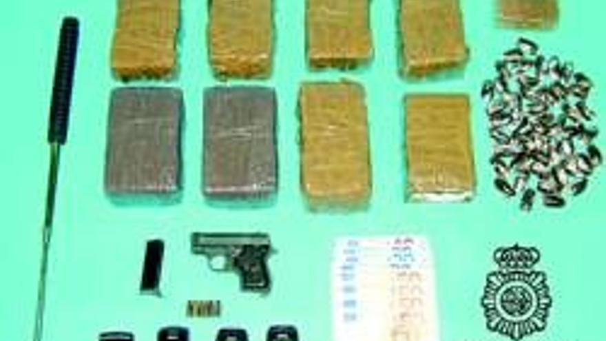 Dos detenidos por llevar más de 8 kilos de hachís y una pistola