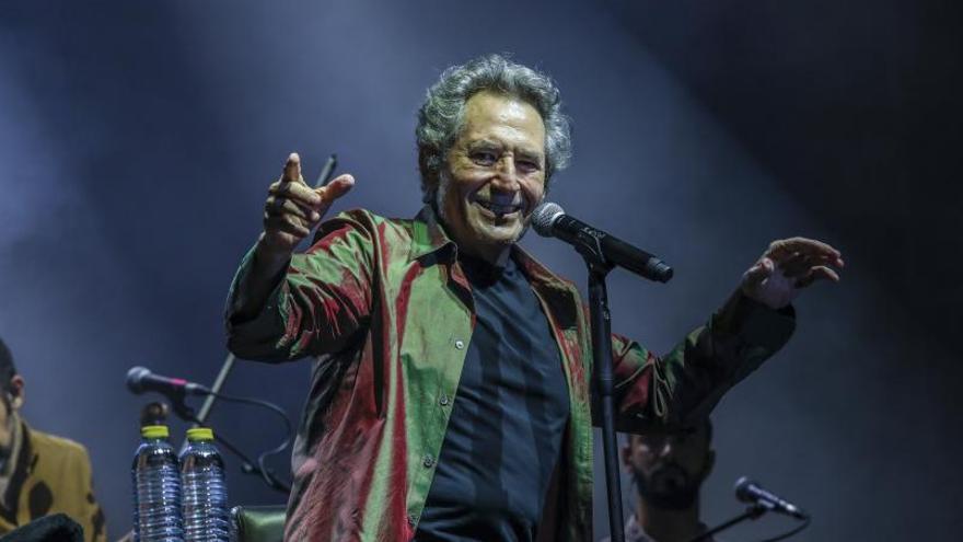 Miguel Ríos durante el concierto que protagonizó en la Universidad en la noche del martes