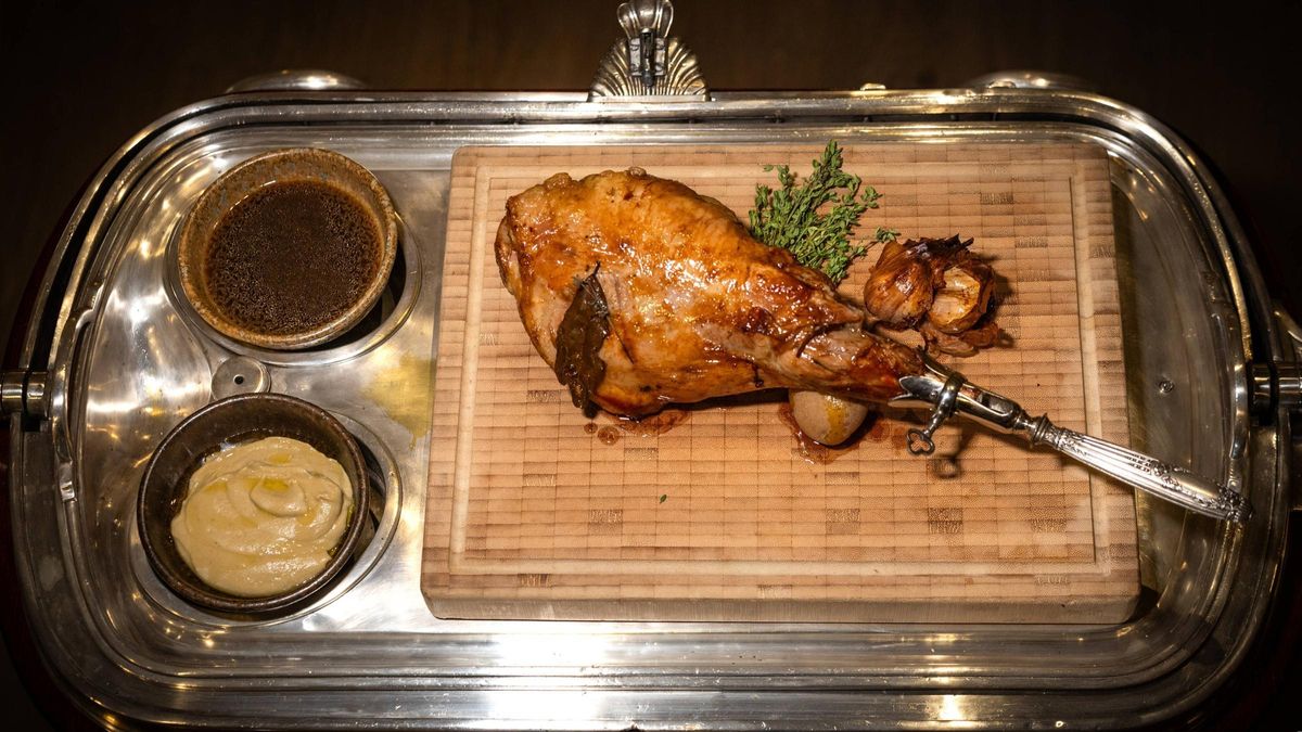El 'gigot' de cordero con puré de patatas sobre el carro de trinchar de la Fonda Balmes.
