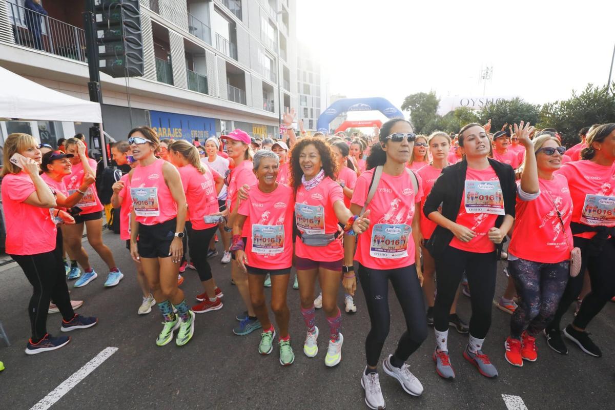 En imágenes | La Carrera de la Mujer llena de rosa el centro de Zaragoza