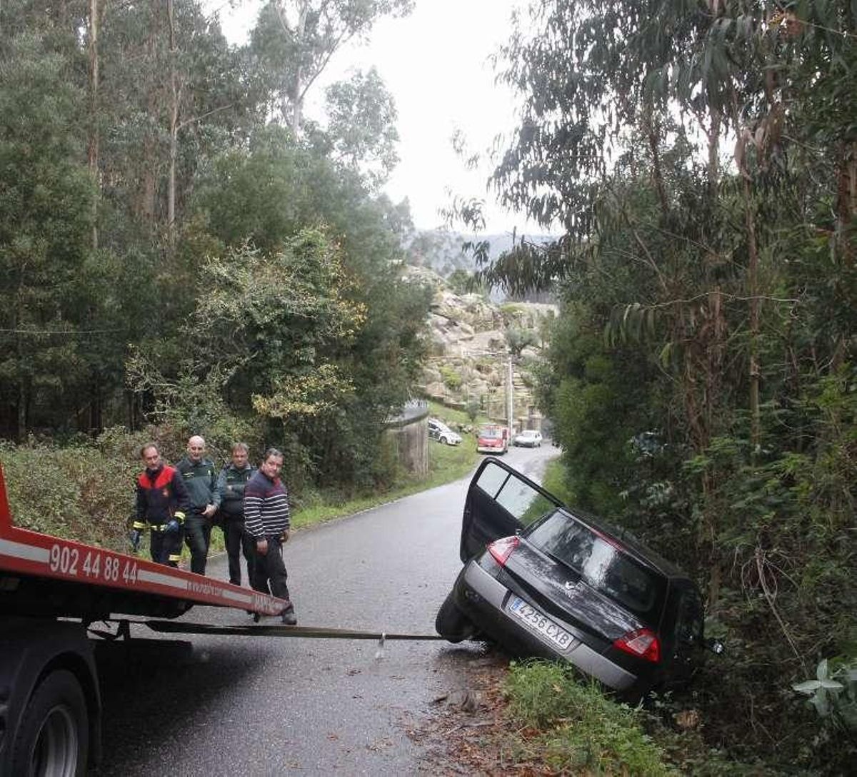 Una canguesa resulta herida al salirse su vehículo de la vía y precipitarse por un terraplén