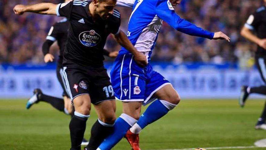 Lucas se lleva el balón ante Jonny en el partido de Riazor.