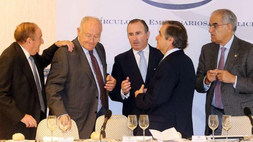 Junceda, en el centro, antes de su intervención en el Círculo de Empresarios de Galicia.