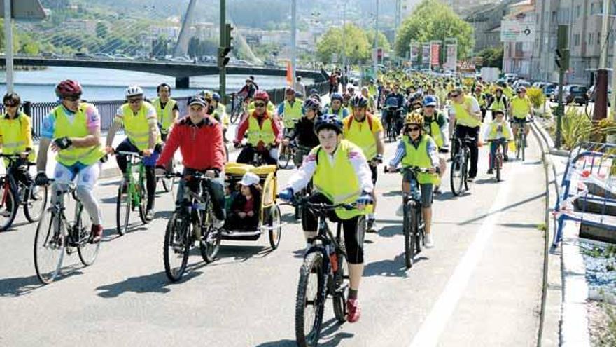 La marcha cicloturista recorre las avenidas de Beiramar antes de adentrarse en el centro histórico