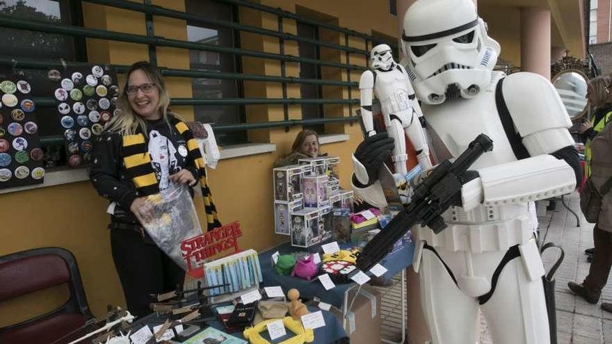 Un soldado imperal de &quot;Star Wars&quot;, visitando el mercadillo friki celebrado en el centro social.