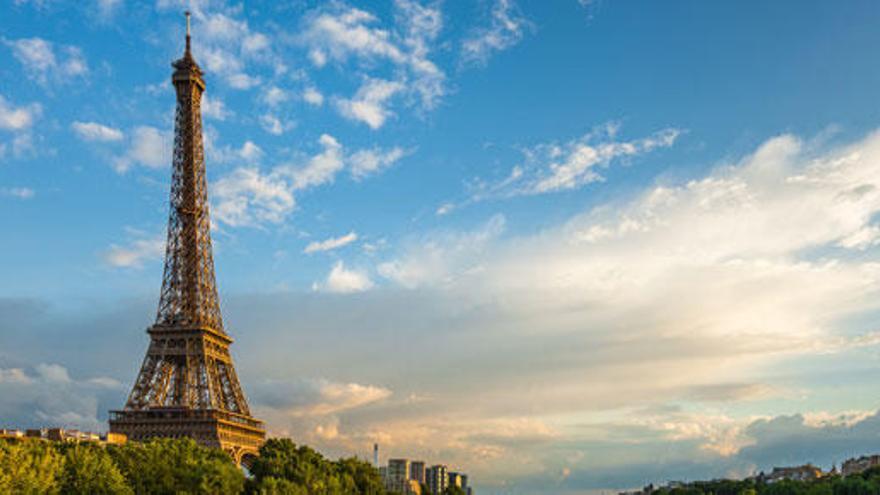 Un estafador vendió la Torre Eiffel.