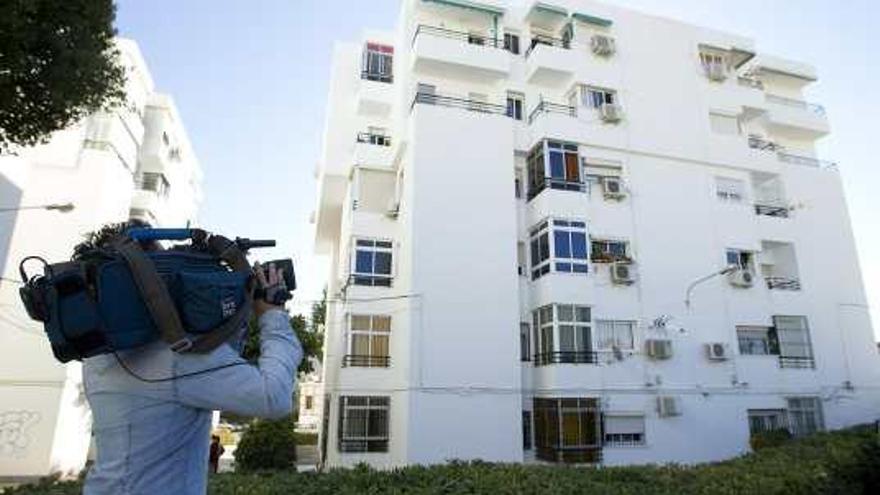 Un cámara graba el edificio donde convivía la pareja pese a que estaban divorciados.