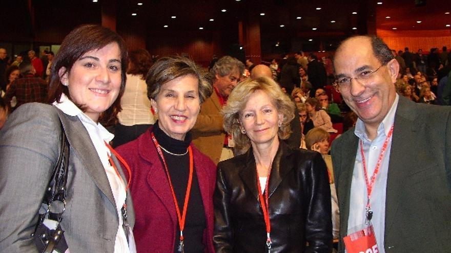 Desde la izquierda, Ana Sánchez, la diputada chilena Isabel Allende, la ministra de Administraciones Públicas, Elena Salgado, y  Cuadrado