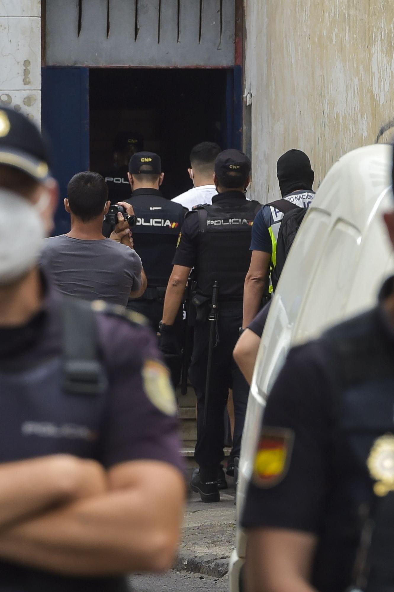 Intervenciones policiales en las calles Andamana y Sanzofé en La Isleta para erradicar puntos de venta de droga (26/08/2021)