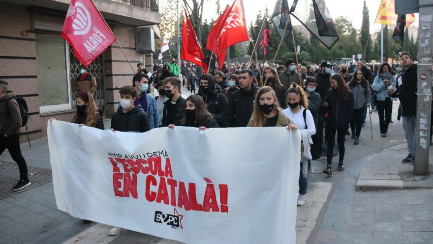 Unes 300 persones es manifesten a Canet de Mar contra l&#039;aplicació del 25% de castellà en una aula