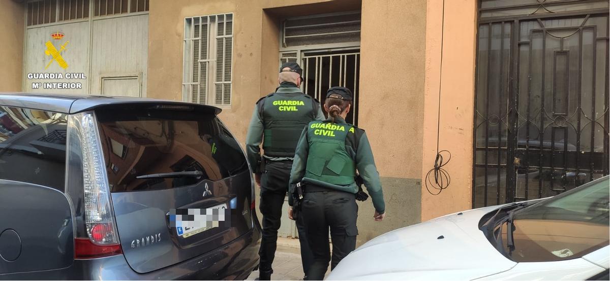 Dos agentes de la Operación “Silla-PAC254” acceden al domicilio okupado.