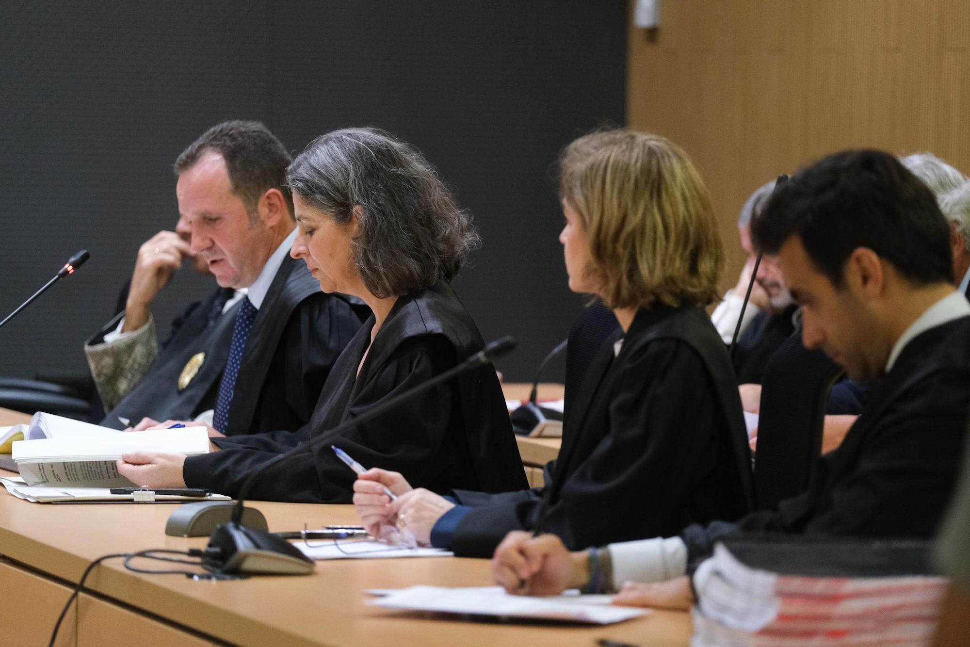 Primer día de juicio de la 'Operación Jable': el exlíder del PIL, Dimas Martín, y la exalcaldesa de Arrecife, María Isabel Déniz, entre los acusados