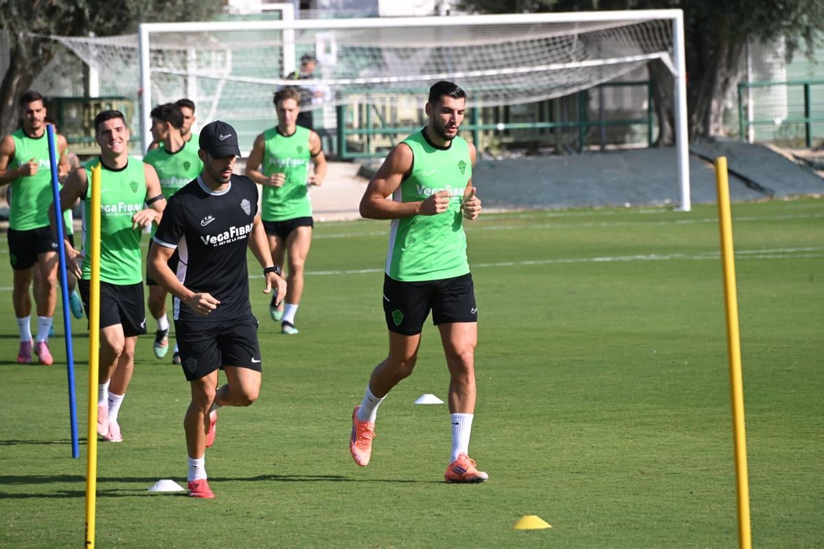 Rafa Mir jogs during training at Diego Quiles.