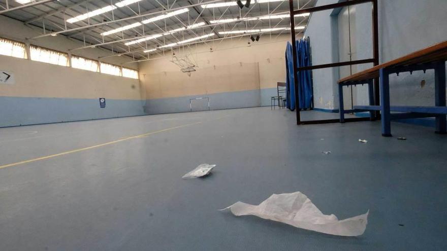 La pista del polideportivo de Oñón, ayer, fuera de servicio y sin limpiar.