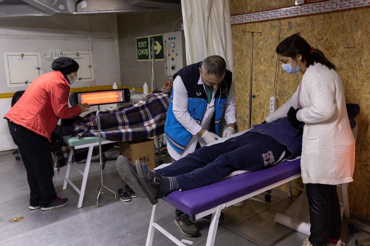 Supervivientes del terremoto descansan en un ferry convertido en un centro de salud improvisado en Iskenderun, provincia de Hatay, Turquía.