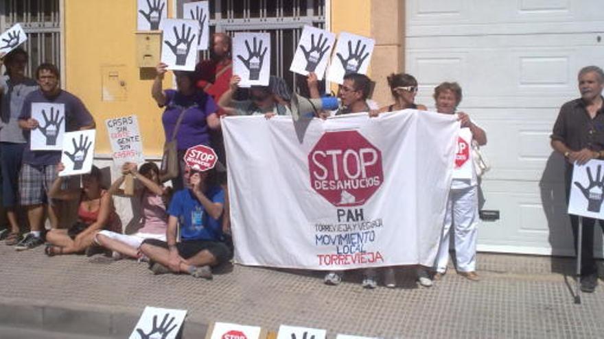 Una veintena de miembros de la Plataforma de Afectados por la Hipoteca (PAH) de Torrevieja y de la comarca alicantina de la Vega Baja ha conseguido frenar hoy un desahucio