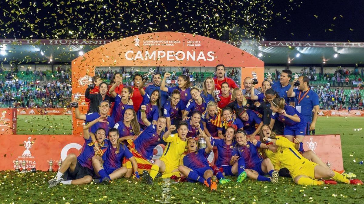 Las jugadoras del Barça, con la Copa del Reina.
