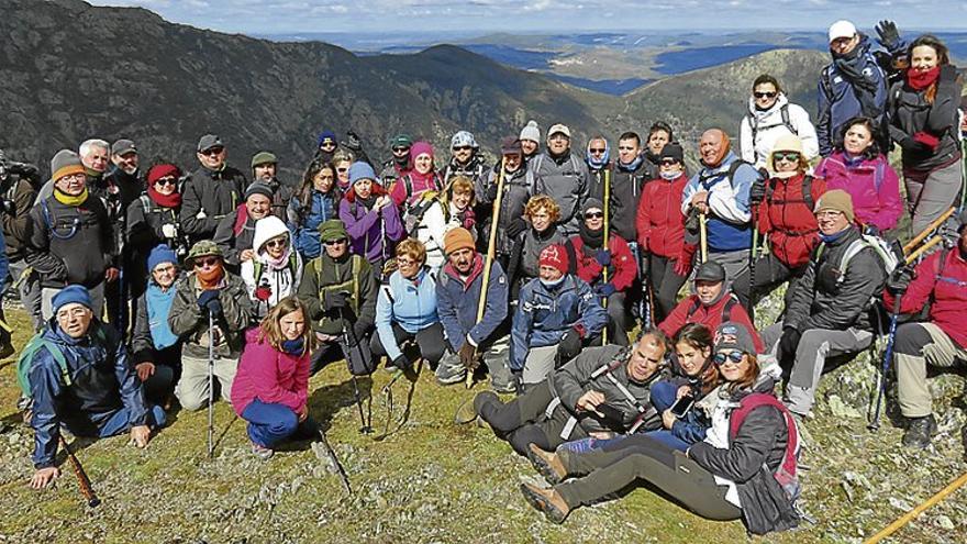 Una ruta por El Gasco reúne a 50 senderistas