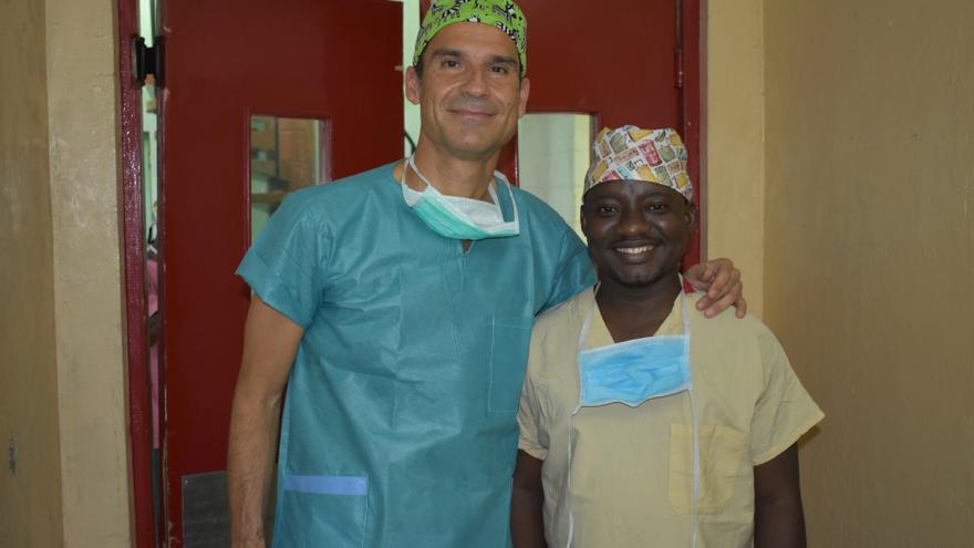 El doctor César Ramírez junto al doctor Fillie en Sierra Leona