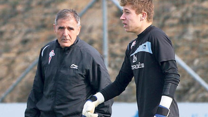 Paco Herrera, junto al portero Rubén Blanco, ayer, en A Madroa. // Jesús de Arcos