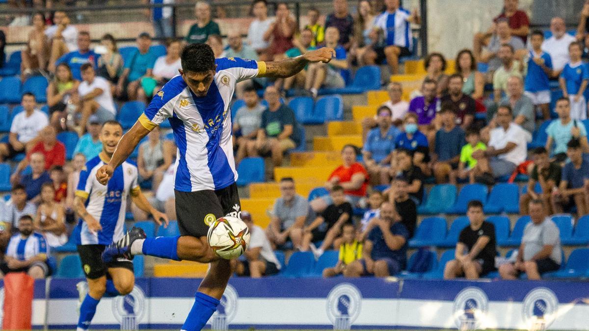 César Moreno busca el disparo a puerta durante el amistoso frente al Castellón, en el Rico Pérez.