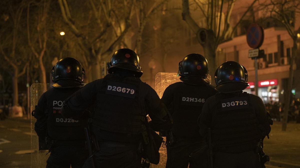 Mossos durante las cargas en Barcelona.