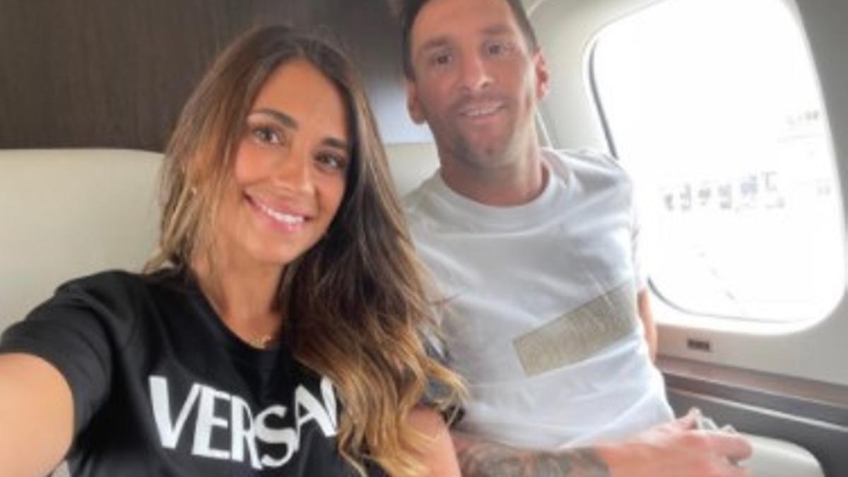 Antonela y Messi en el avión