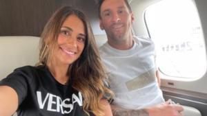 Antonela y Messi en el avión