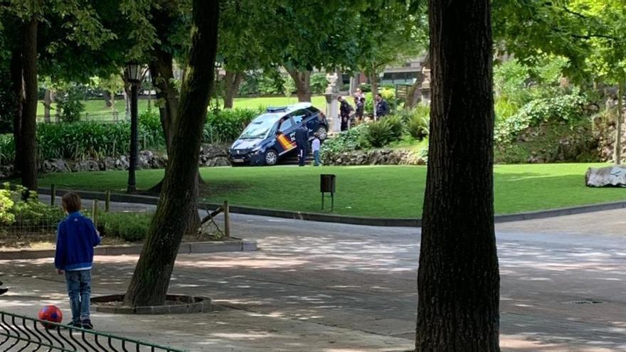 El coche atascado en las escaleras del Campo.