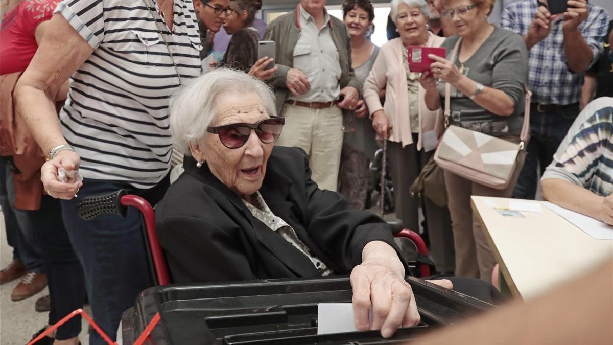 Àngela Rovira, a sus 104 años, ha votado en Santa Margarita de Motbui.