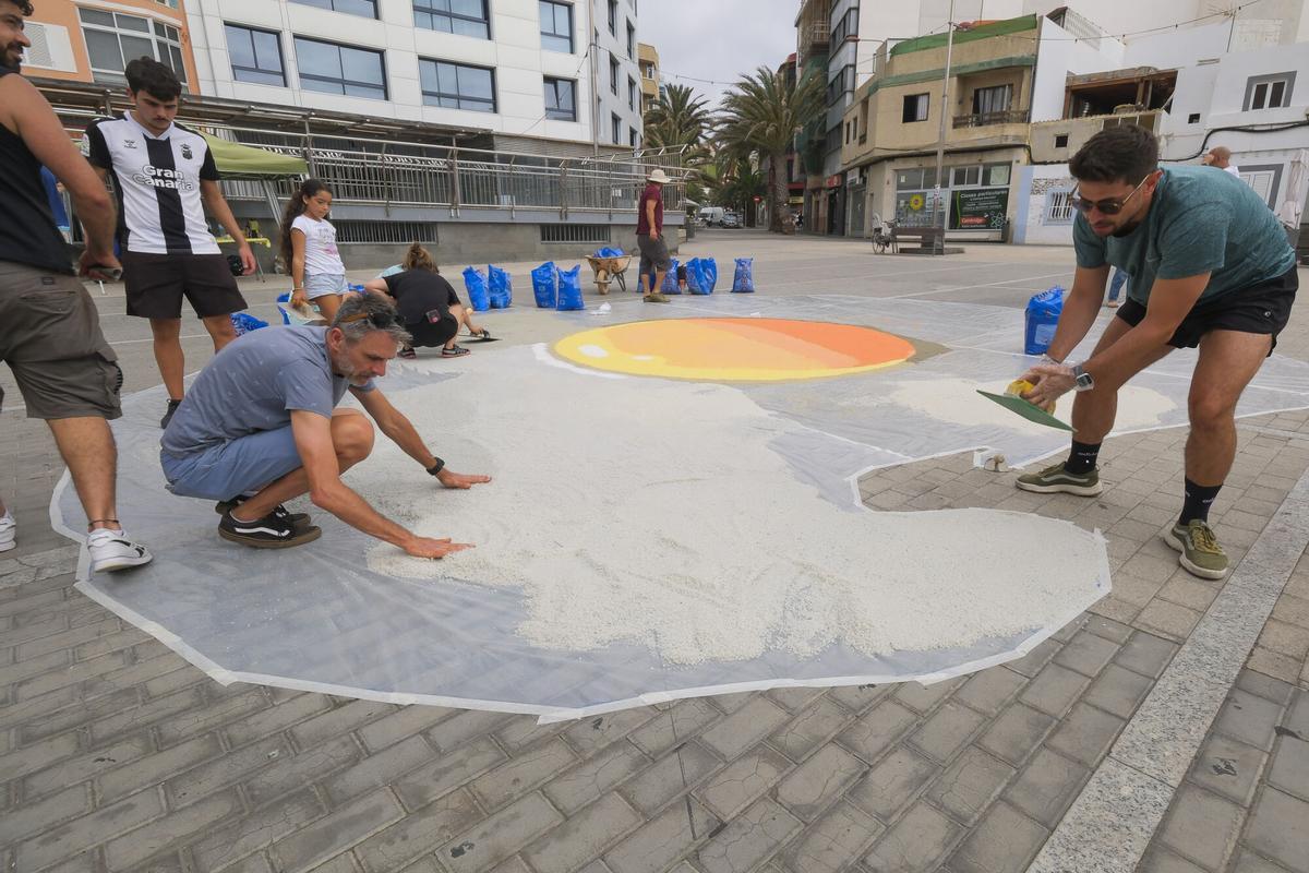 Vecinos de Guanarteme reivindican la falta de sombra y zonas verdes haciendo una alfombra de sal con la imagen de un huevo frito