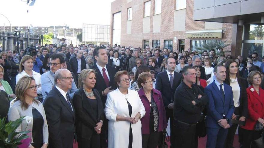 Miembros de la familia Chillón, autoridades e invitados, durante el acto de inauguración del primer Museo del Queso de la provincia. Foto