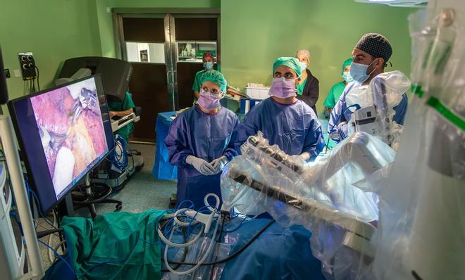 Así es Da Vinci, el robot quirúrgico del Hospital Doctor Balmis que opera también el cáncer de hígado