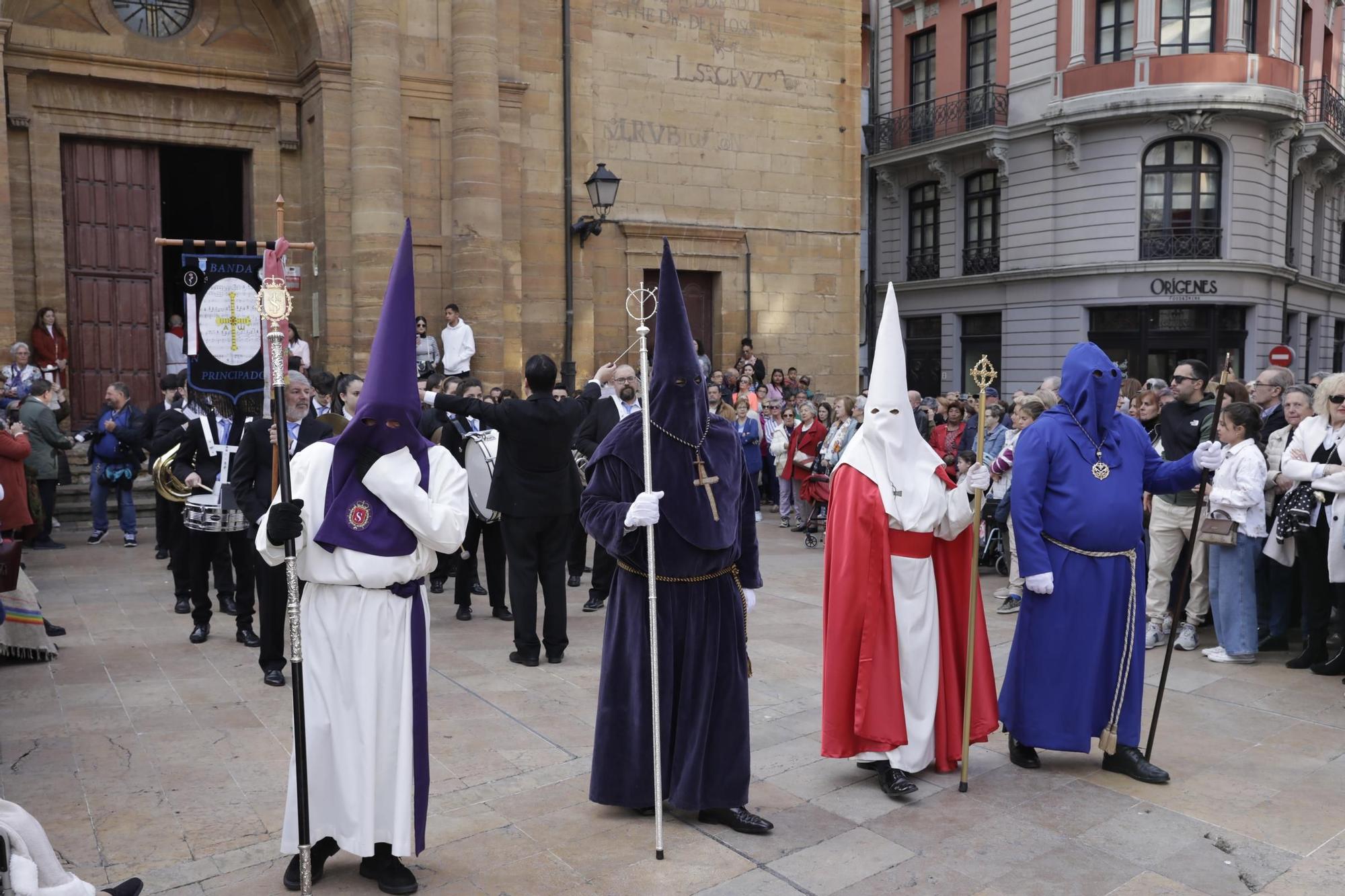 La procesión intergeneracional del Santo Entierro emociona Oviedo