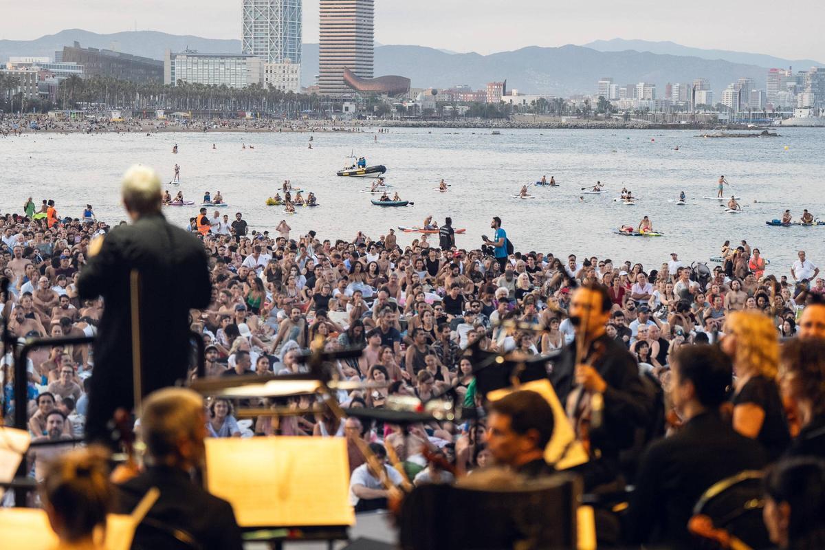 Gran Gala de Ópera de Clàssica a la Platja desde la playa de Sant Sebastià durante el concierto gratuito del Gran Teatre del Liceu