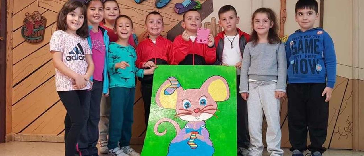 Alumnos de La Carriona, durante una actividad de lectura de cuentos publicados en LA NUEVA ESPAÑA de Avilés.