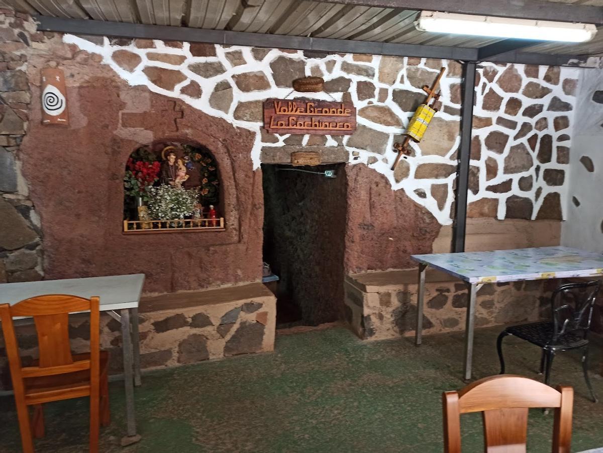 Así es el guachinche La Cochinera, donde puedes comer en una cueva