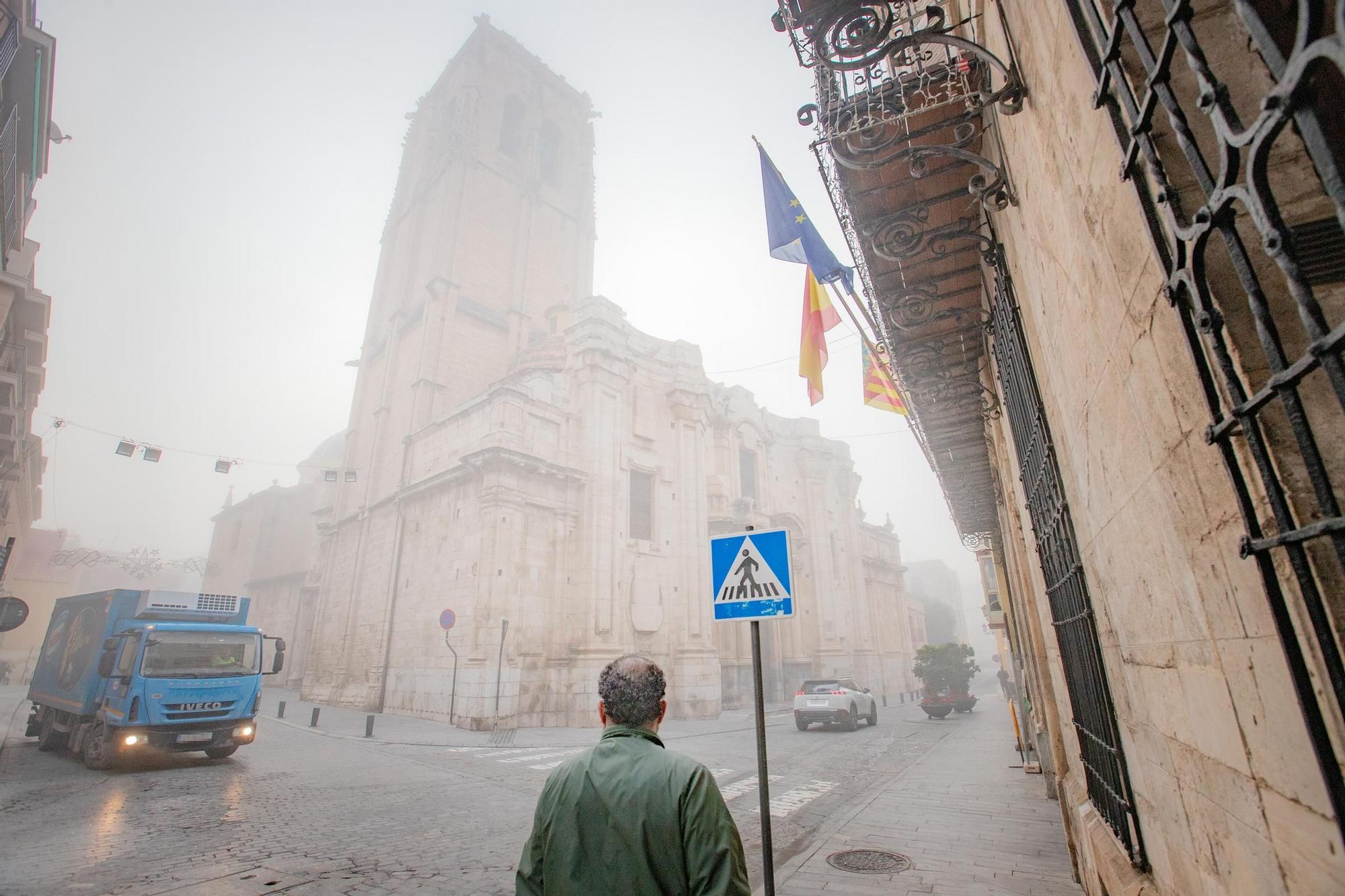 Orihuela, engullida por la niebla