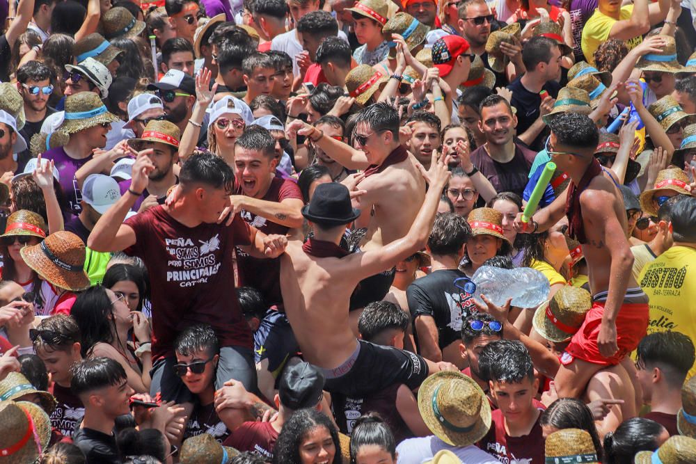 Los catralenses y muchos vecinos de la Vega Baja estallan en alegría y fiesta para iniciar las celebraciones de San Juan con el chupinazo