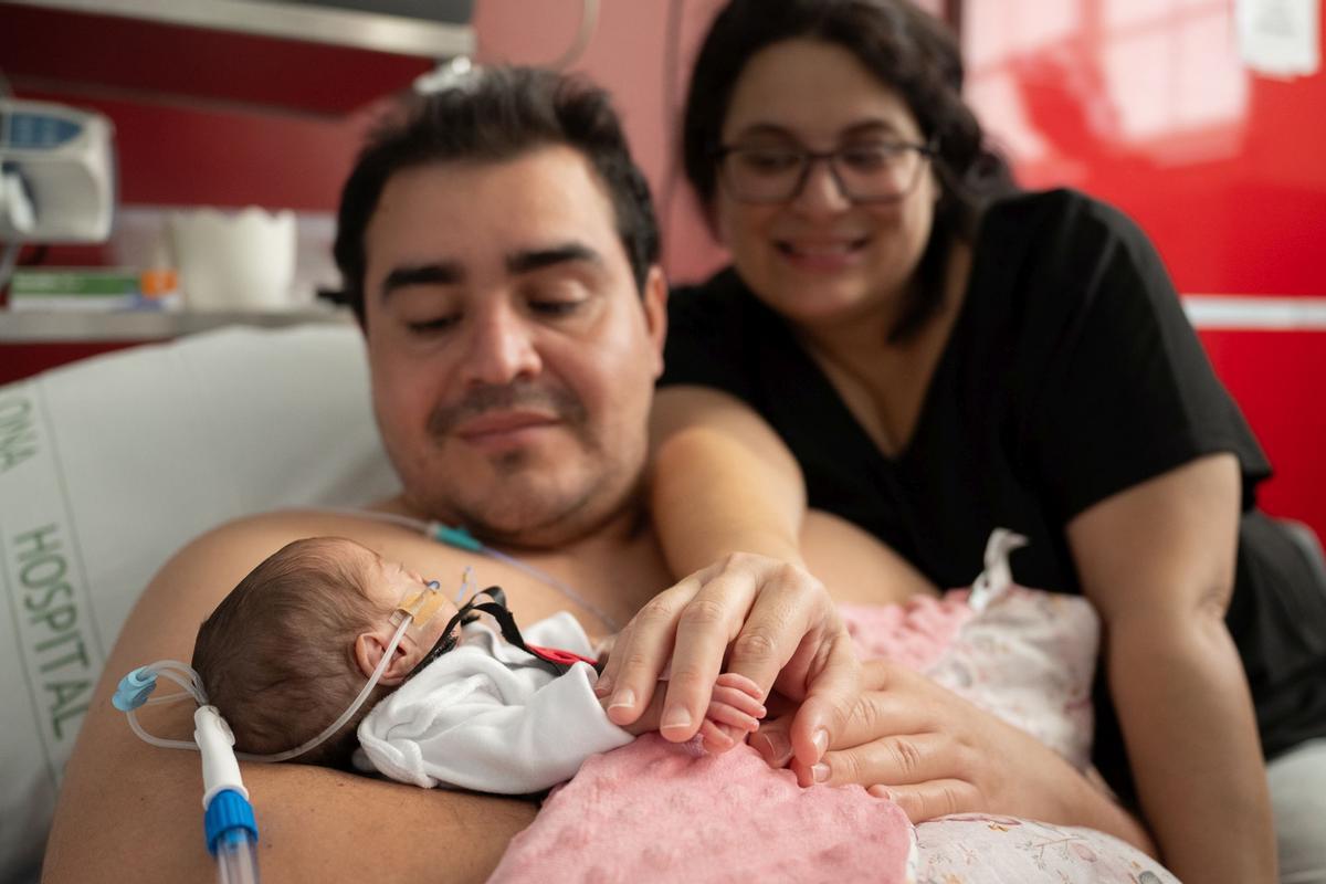 Los bebés ingresados en la UCI neonatal del Clínic se convierten en pequeños cocineros por Carnaval