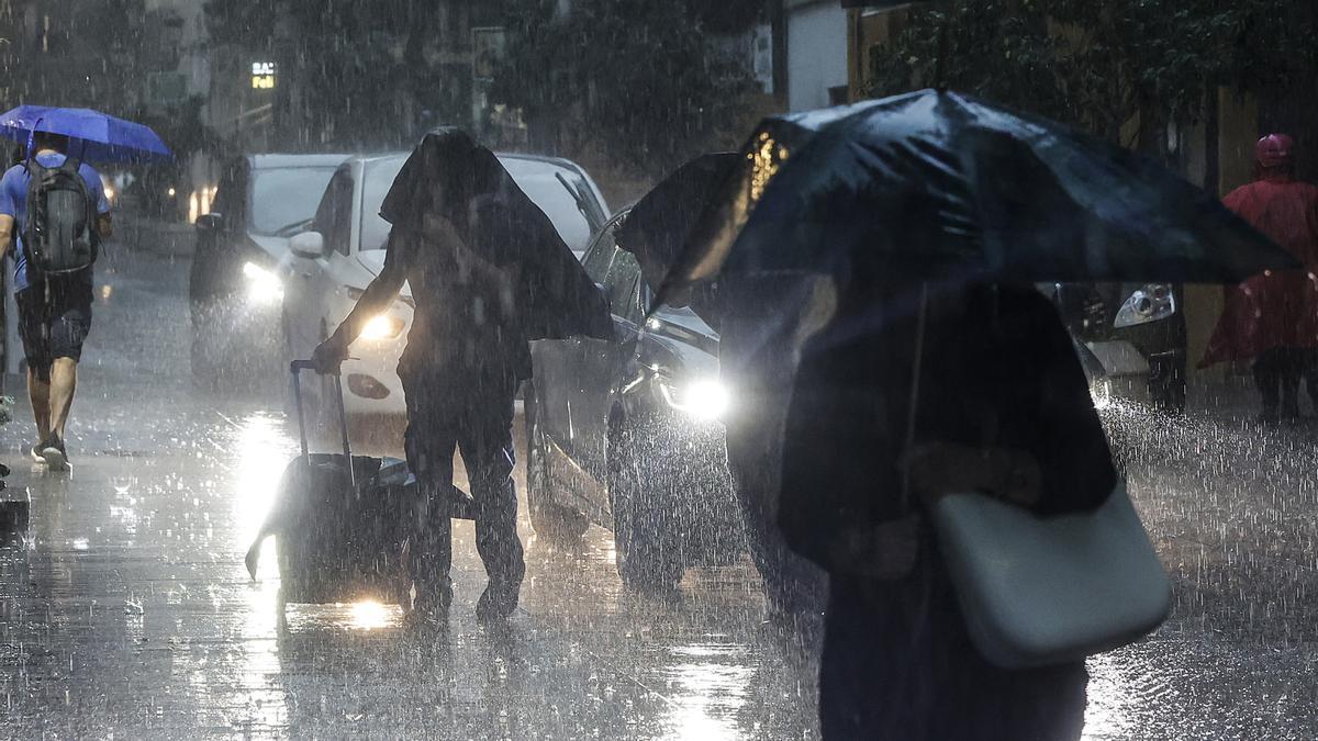 Una fuerte tromba de agua descarga en pleno verano.