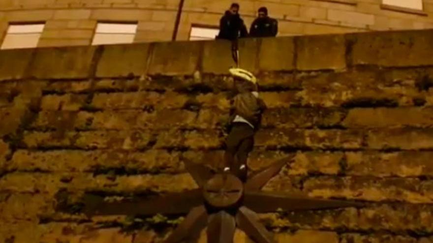 Huye de la Policía y queda colgando en un muro de 20 metros de altura