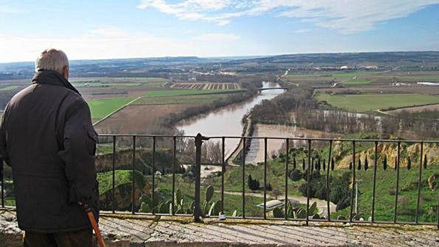 Un hombre observa desde el mirador del Espolón el río Duero a su paso por el municipio de Toro.