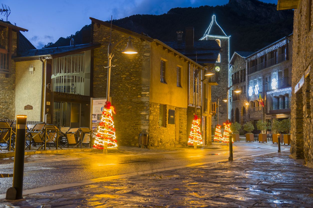 Lugar decorado con luces navideñas.