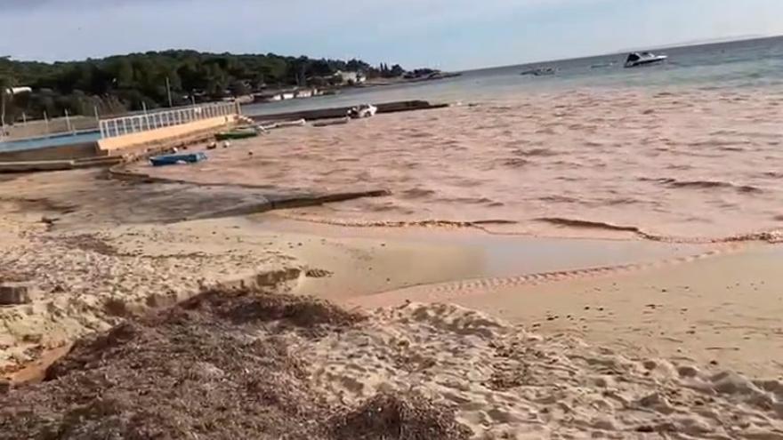 Vertido de aguas no contaminantes en la playa de Talamanca.