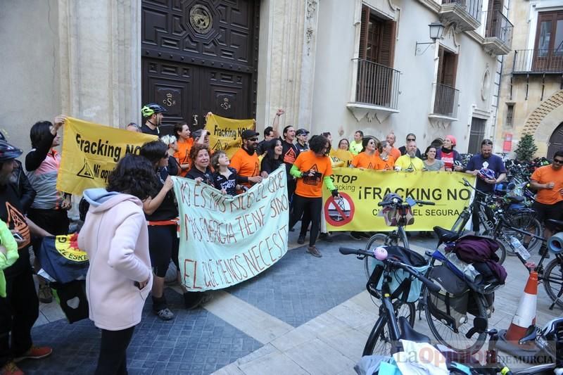 Protesta en bicicleta contra el fracking