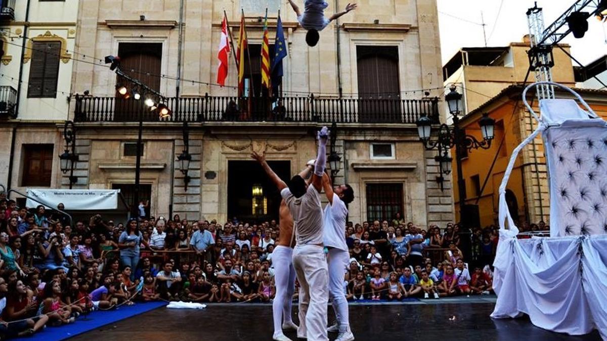 Grup d’artistes circenses oferixen un espectacle d’acrobàcies.