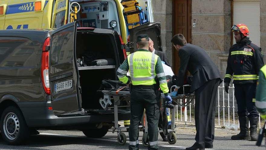 La Guardia Civil y bomberos en un atropello mortal en la provincia de Pontevedra. // Gustavo Santos