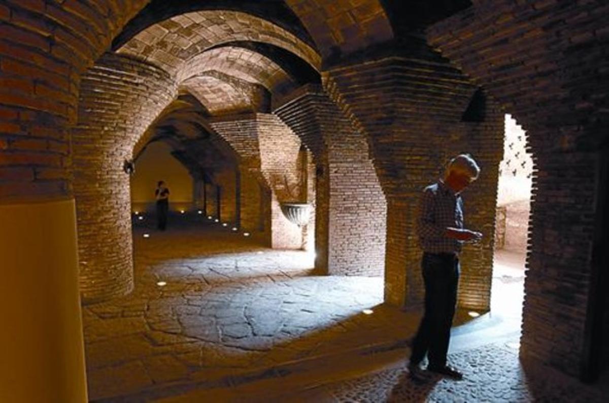 Cavallerisses 8 El subterrani del Palau Güell, que sorprèn pels seus arcs parabòlics i columnes, ahir. Cavallerisses 8 El subterrani del Palau Güell, que sorprèn pels seus arcs parabòlics i columnes, ahir.